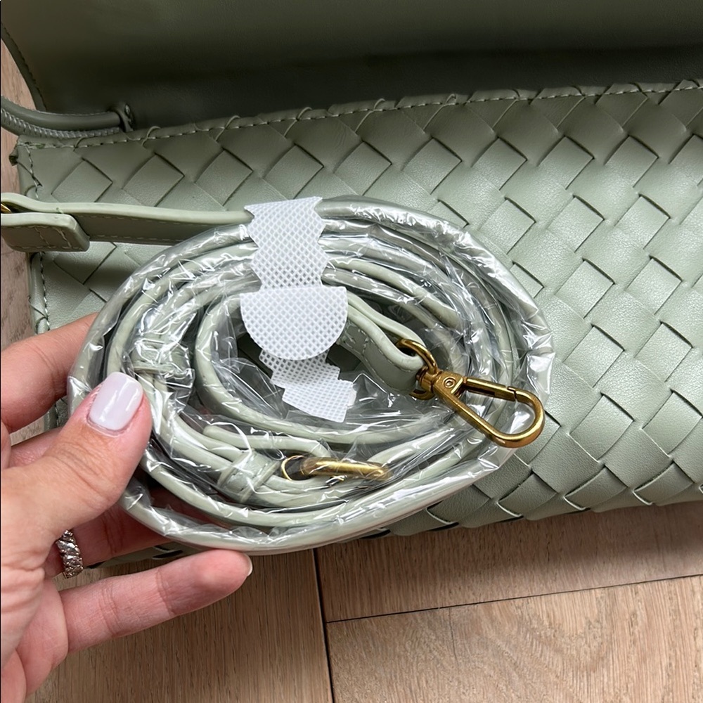 Chic Green Woven Clutch with Textured Pattern - Picture 5 of 6